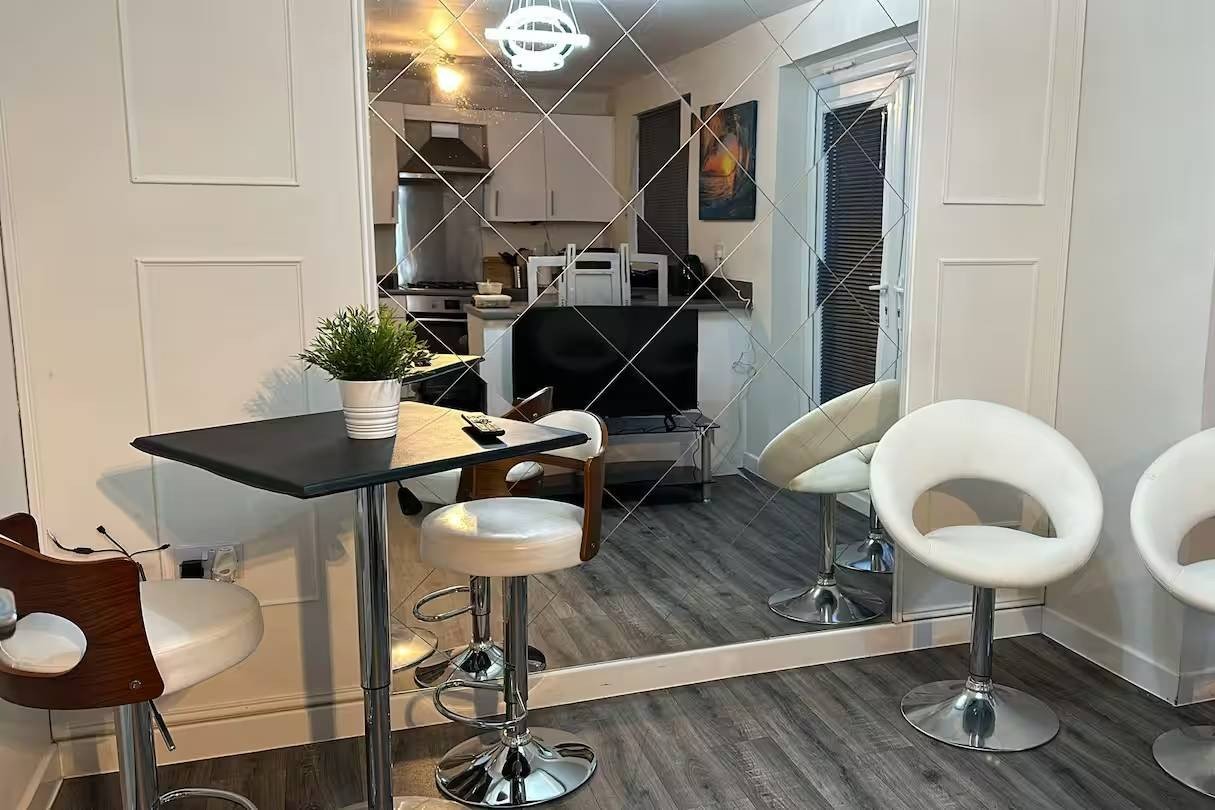 Holiday Home Wolverhampton | Goodwood Drive 4-Bed House Holiday-home-in-Wolverhampton-at-Goodwood-Drive.-4-bedroom-house-for-7-guests-with-free-parking,-pet-friendly-stay,-and-easy-access-to-Wolverhampton.