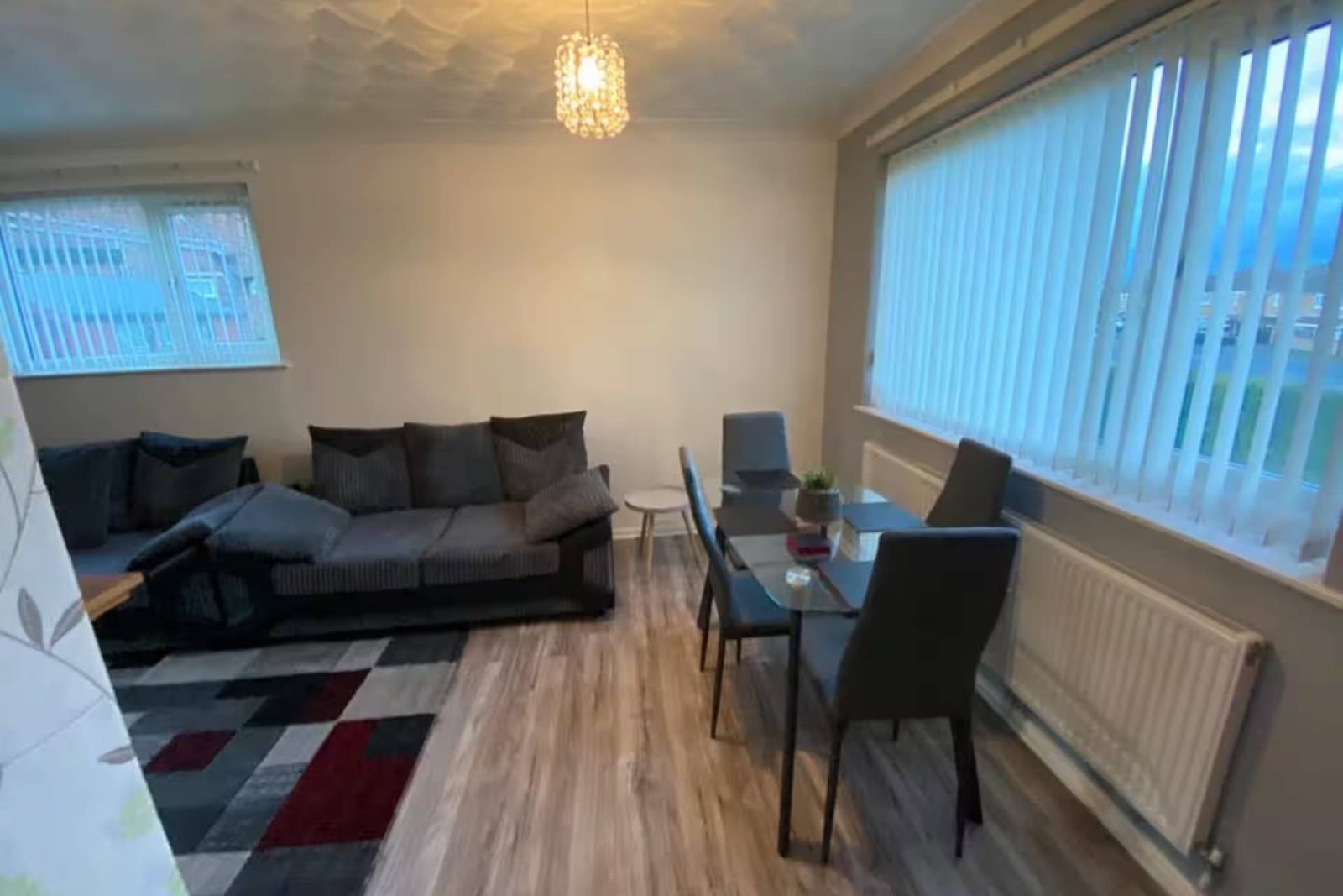 Serviced Apartments Doncaster UK | 4-Bed Holiday Home Book-a-Doncaster-holiday-let-for-up-to-8-guests.-Enjoy-four-bedrooms,-free-parking,-a-garage-&-pet-friendly-accommodation-in-South-Yorkshire.
