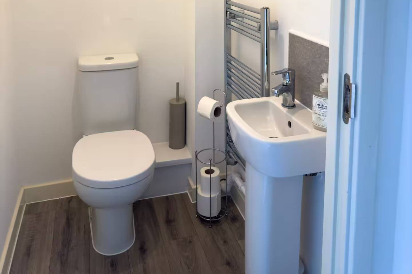 Holiday Let Coventry | Large Short Let Apartment with Parking Book-the-best-holiday-let-in-Coventry-with-parking.-This-pet-friendly-accommodation-has-a-private-garden-and-is-available-for-weekly-rentals