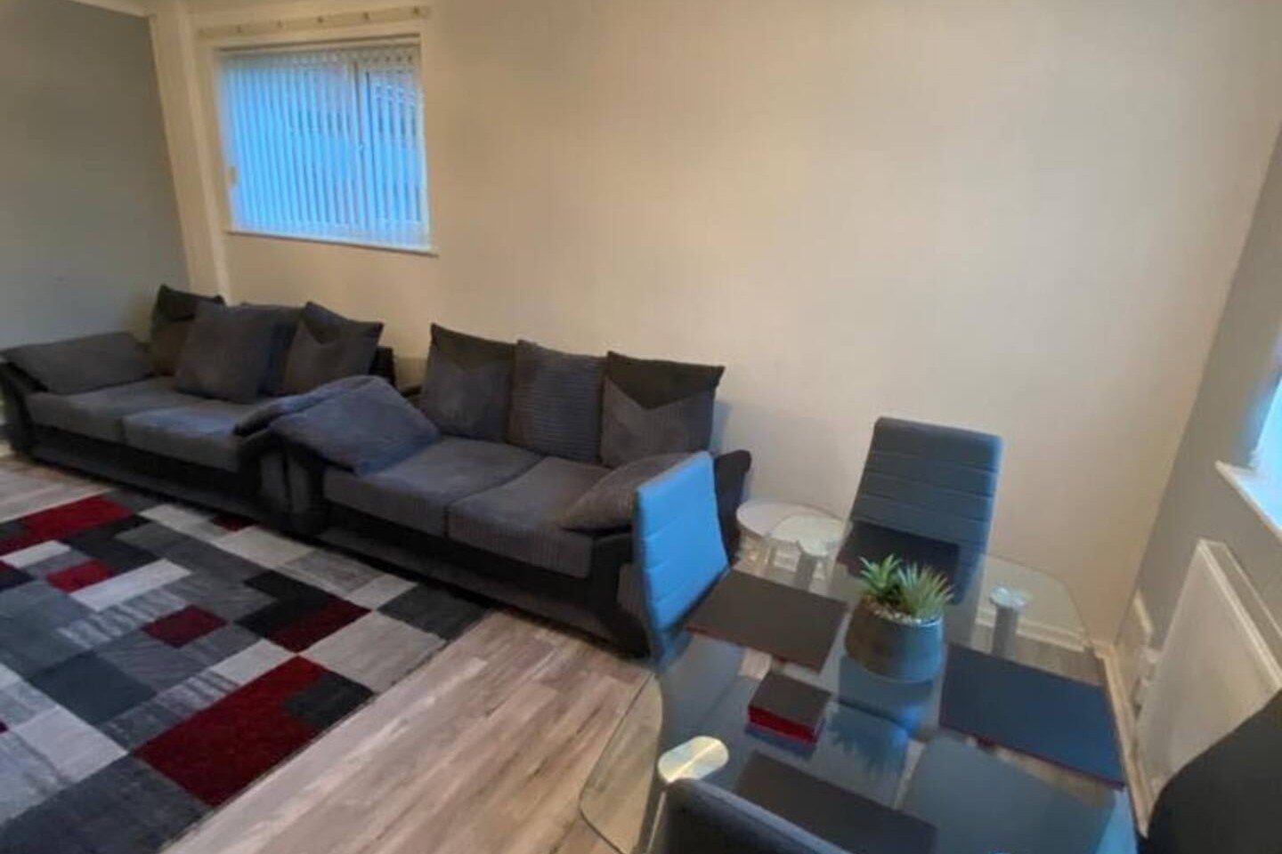 Serviced Apartments Doncaster UK | 4-Bed Holiday Home Book-a-Doncaster-holiday-let-for-up-to-8-guests.-Enjoy-four-bedrooms,-free-parking,-a-garage-&-pet-friendly-accommodation-in-South-Yorkshire.