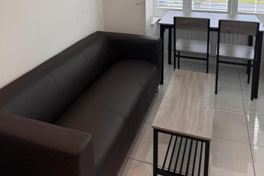 Short Lets Preston | Holiday Cottages in Lancashire for Rent Short-lets-in-Preston-with-parking-and-garden.-Book-furnished-holiday-cottages-in-Lancashire-for-weekly-and-monthly-rentals