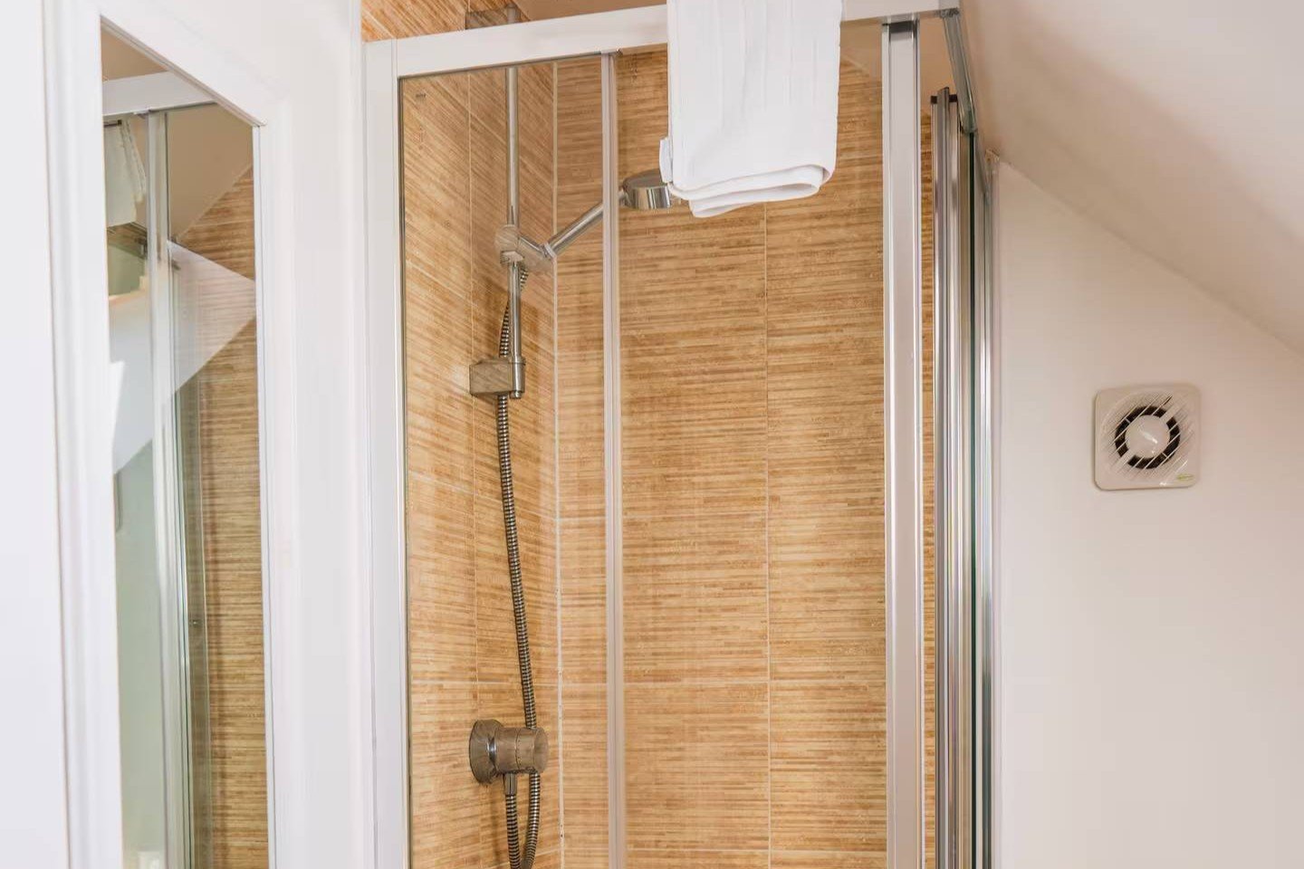Holiday Let Coventry | Large Short Let Apartment with Parking Book-the-best-holiday-let-in-Coventry-with-parking.-This-pet-friendly-accommodation-has-a-private-garden-and-is-available-for-weekly-rentals
