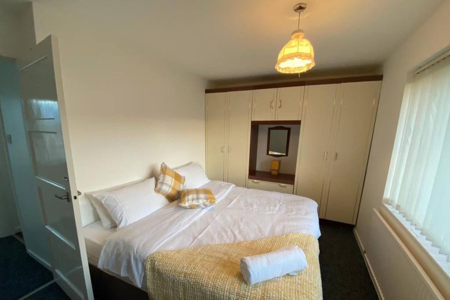 Serviced Apartments Doncaster UK | 4-Bed Holiday Home Book-a-Doncaster-holiday-let-for-up-to-8-guests.-Enjoy-four-bedrooms,-free-parking,-a-garage-&-pet-friendly-accommodation-in-South-Yorkshire.