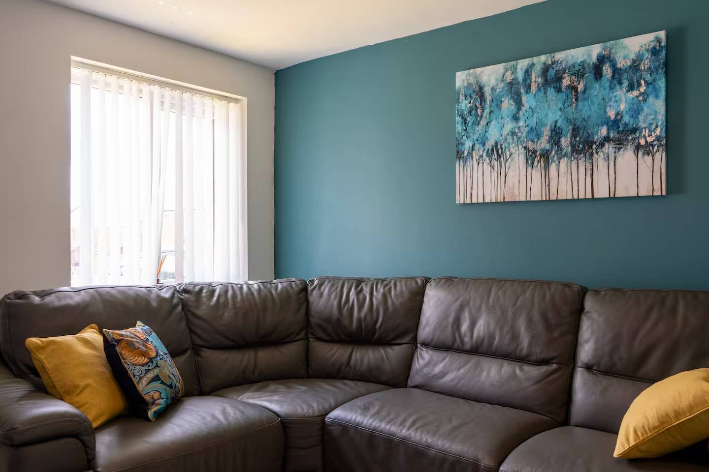 Holiday Let Coventry | Large Short Let Apartment with Parking Book-the-best-holiday-let-in-Coventry-with-parking.-This-pet-friendly-accommodation-has-a-private-garden-and-is-available-for-weekly-rentals