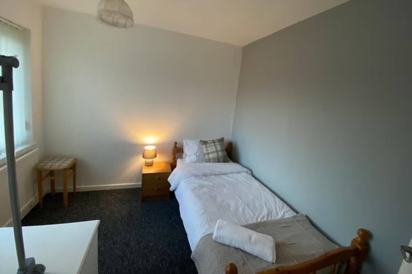 Serviced Apartments Doncaster UK | 4-Bed Holiday Home Book-a-Doncaster-holiday-let-for-up-to-8-guests.-Enjoy-four-bedrooms,-free-parking,-a-garage-&-pet-friendly-accommodation-in-South-Yorkshire.