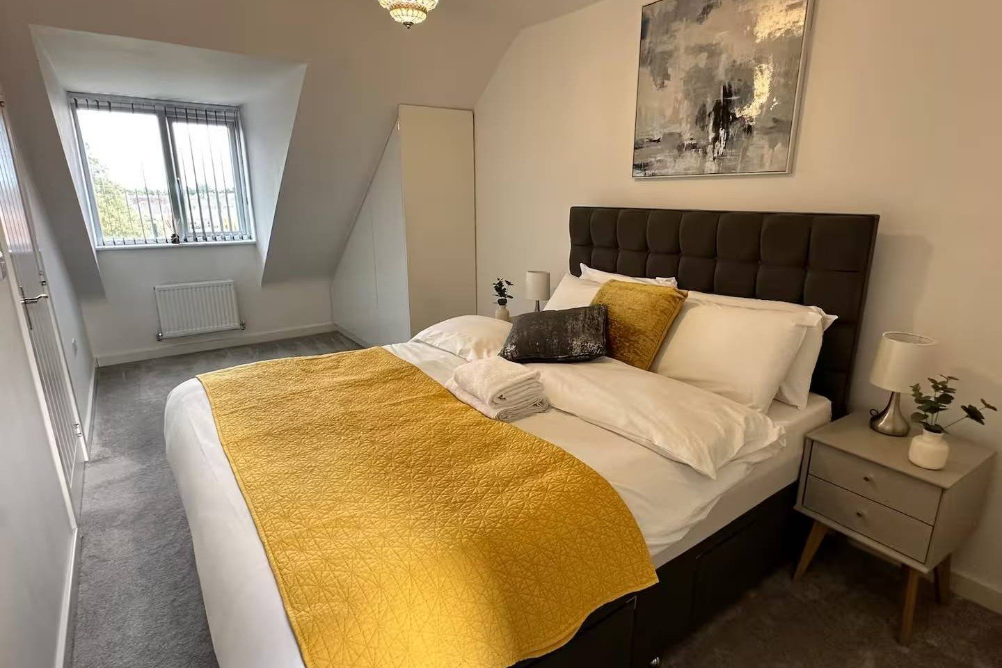 Holiday Let Coventry | Large Short Let Apartment with Parking Book-the-best-holiday-let-in-Coventry-with-parking.-This-pet-friendly-accommodation-has-a-private-garden-and-is-available-for-weekly-rentals