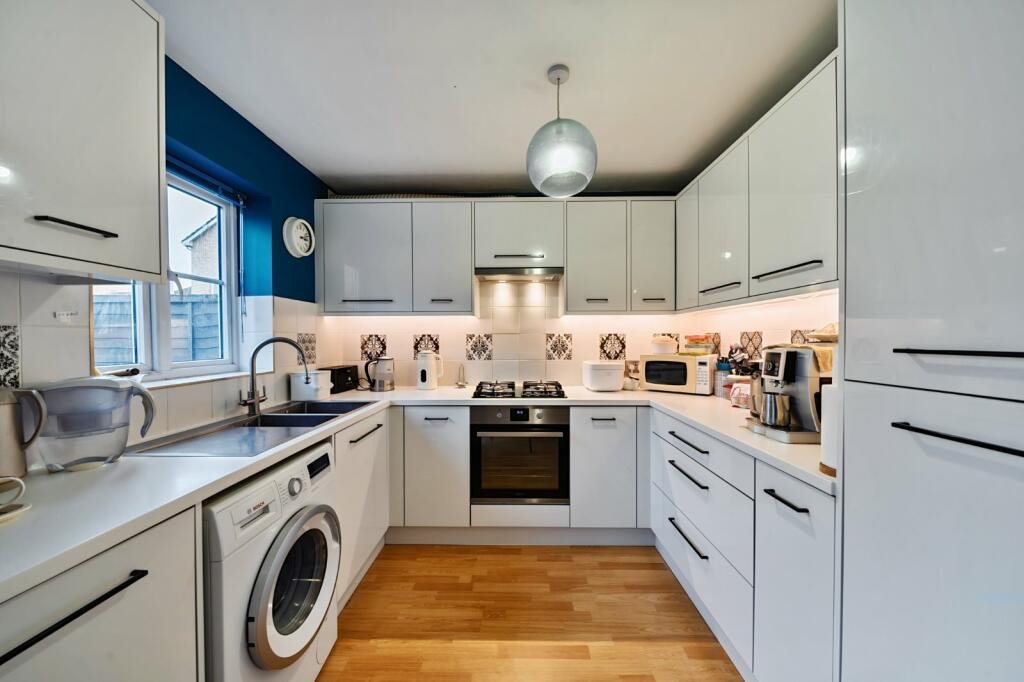 Accommodation Southampton Airport | Eastleigh Apartment Book-the-best-Accommodation-Southampton-Airport.-Our-furnished-short-let-apartments-near-the-airport-are-available-for-corporate-travellers