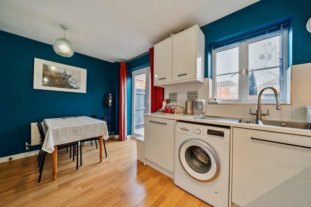 Book the best Accommodation Southampton Airport. Our furnished short let apartments near the airport are available for corporate travellers