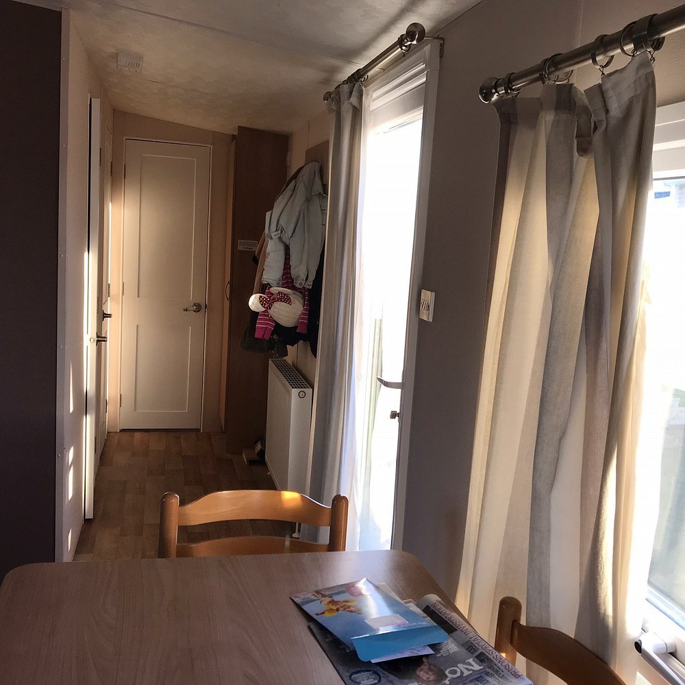 Beachfront Rentals in Kent | Seaside Holiday Park Apartments Beachfront-rentals-in-Kent-at-Seaside-Holiday-Park,-Dymchurch.-Family-friendly-3-bedroom-caravan-with-WiFi-close-to-Dymchurch-Beach
