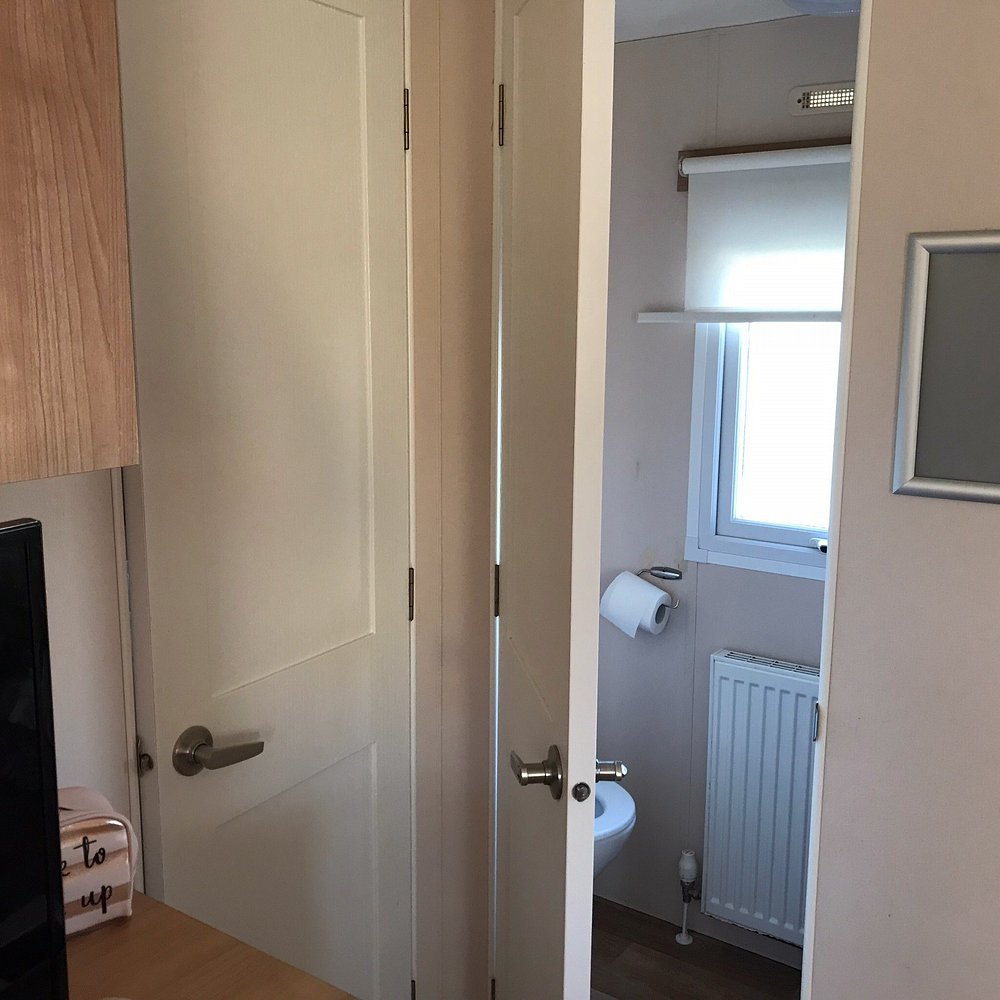 Beachfront Rentals in Kent | Seaside Holiday Park Apartments Beachfront-rentals-in-Kent-at-Seaside-Holiday-Park,-Dymchurch.-Family-friendly-3-bedroom-caravan-with-WiFi-close-to-Dymchurch-Beach